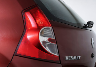 Подержанный автомобиль Renault Sandero 2011 года (18 фото)