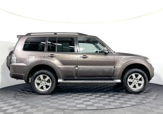 Подержанный автомобиль Mitsubishi Pajero 2012 года (4 фото)