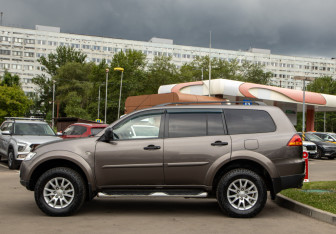 Подержанный автомобиль Mitsubishi Pajero Sport 2011 года (6 фото)