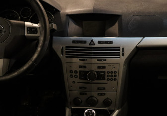 Подержанный автомобиль Opel Astra Sedan 2009 года (10 фото)