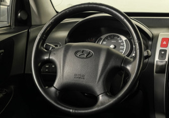 Подержанный автомобиль Hyundai Tucson 2006 года (14 фото)