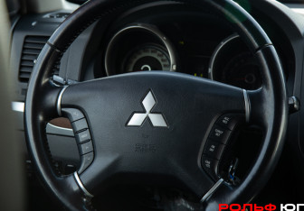 Подержанный автомобиль Mitsubishi Pajero 2007 года (18 фото)