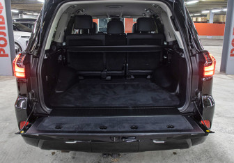 Подержанный автомобиль Lexus LX 2017 года (10 фото)