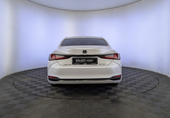 Подержанный автомобиль Lexus ES 2021 года (6 фото)