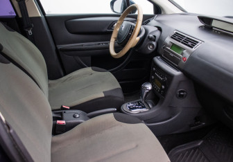 Подержанный автомобиль Citroen C4 Hatchback 2010 года (9 фото)