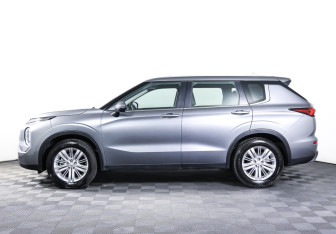 Подержанный автомобиль Mitsubishi Outlander 2022 года (8 фото)