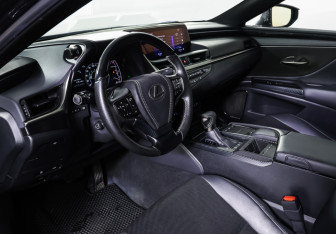 Подержанный автомобиль Lexus ES 2020 года (15 фото)