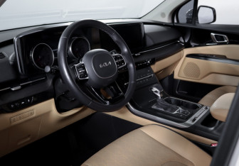 Подержанный автомобиль Kia Carnival 2023 года (14 фото)