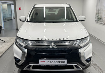 Подержанный автомобиль Mitsubishi Outlander 2021 года (2 фото)