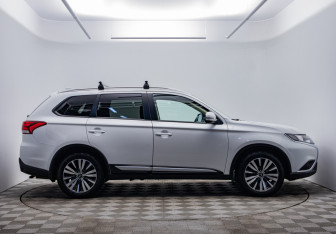 Подержанный автомобиль Mitsubishi Outlander 2021 года (4 фото)