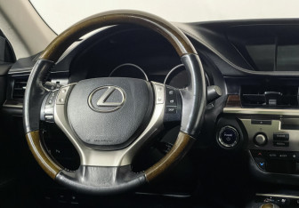 Подержанный автомобиль Lexus ES 2013 года (16 фото)