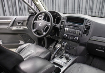 Подержанный автомобиль Mitsubishi Pajero 2013 года (11 фото)