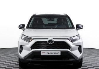 Подержанный автомобиль Toyota RAV4 2021 года (2 фото)