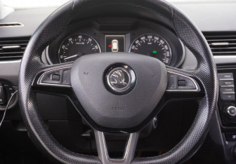 Подержанный автомобиль Skoda Octavia Wagon 2015 года (14 фото)