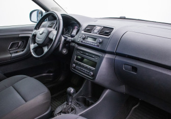 Подержанный автомобиль Skoda Fabia Hatchback 2012 года (10 фото)