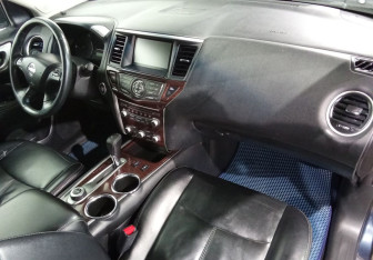 Подержанный автомобиль Nissan Pathfinder 2015 года (9 фото)
