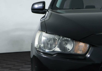 Подержанный автомобиль Mitsubishi Lancer Sedan 2010 года (7 фото)