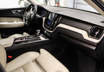 Подержанный автомобиль Volvo XC60 2019 года (20 фото)