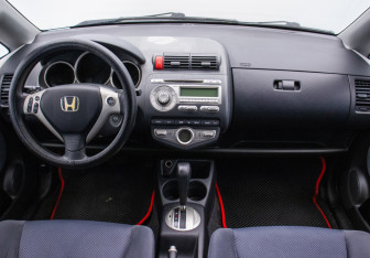 Подержанный автомобиль Honda Jazz 2008 года (13 фото)