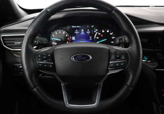 Подержанный автомобиль Ford Explorer 2021 года (12 фото)