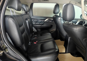 Подержанный автомобиль Mitsubishi Pajero Sport 2017 года (11 фото)