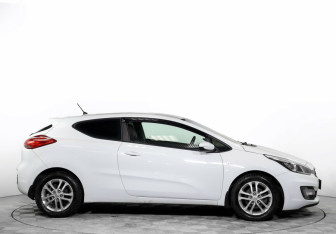 Подержанный автомобиль Kia Ceed Hatchback 2014 года (4 фото)