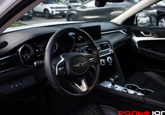 Подержанный автомобиль Genesis G70 2021 года (10 фото)