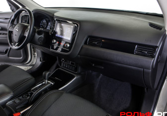 Подержанный автомобиль Mitsubishi Outlander 2022 года (7 фото)