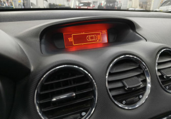 Подержанный автомобиль Peugeot 308 Hatchback 2012 года (16 фото)