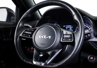 Подержанный автомобиль Kia Cerato Sedan 2022 года (15 фото)