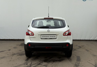 Подержанный автомобиль Nissan Qashqai 2013 года (6 фото)