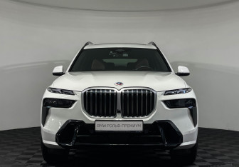 Подержанный автомобиль BMW X7 2022 года (3 фото)