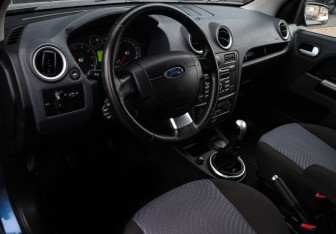 Подержанный автомобиль Ford Fusion 2008 года (11 фото)