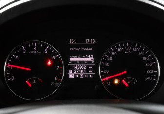 Подержанный автомобиль Nissan X-Trail 2011 года (11 фото)