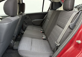 Подержанный автомобиль Renault Sandero 2011 года (11 фото)