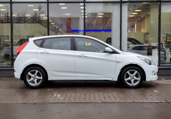 Подержанный автомобиль Hyundai Solaris Hatchback 2015 года (4 фото)