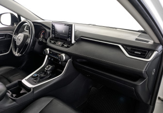 Подержанный автомобиль Toyota RAV4 2020 года (13 фото)