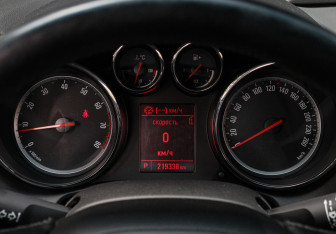 Подержанный автомобиль Opel Astra Hatchback 2014 года (13 фото)