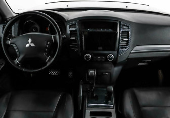 Подержанный автомобиль Mitsubishi Pajero 2013 года (6 фото)