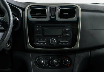 Подержанный автомобиль Renault Sandero 2015 года (8 фото)