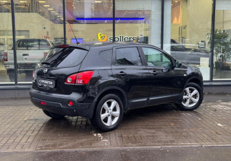 Подержанный автомобиль Nissan Qashqai 2008 года (8 фото)
