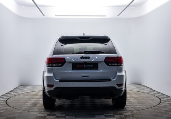 Подержанный автомобиль Jeep Grand Cherokee 2021 года (6 фото)