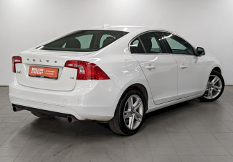 Подержанный автомобиль Volvo S60 2014 года (5 фото)