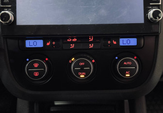 Подержанный автомобиль Volkswagen Jetta Sedan 2008 года (15 фото)