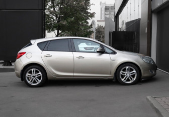 Подержанный автомобиль Opel Astra Hatchback 2011 года (4 фото)