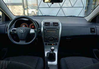 Подержанный автомобиль Toyota Corolla Sedan 2011 года (10 фото)