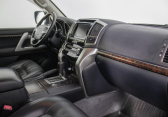 Подержанный автомобиль Toyota Land Cruiser Suv 2012 года (7 фото)