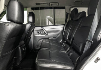 Подержанный автомобиль Mitsubishi Pajero 2012 года (10 фото)