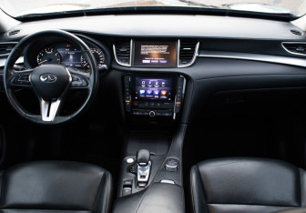 Подержанный автомобиль Infiniti QX50 2018 года (10 фото)