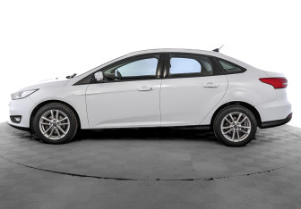 Подержанный автомобиль Ford Focus Sedan 2017 года (8 фото)